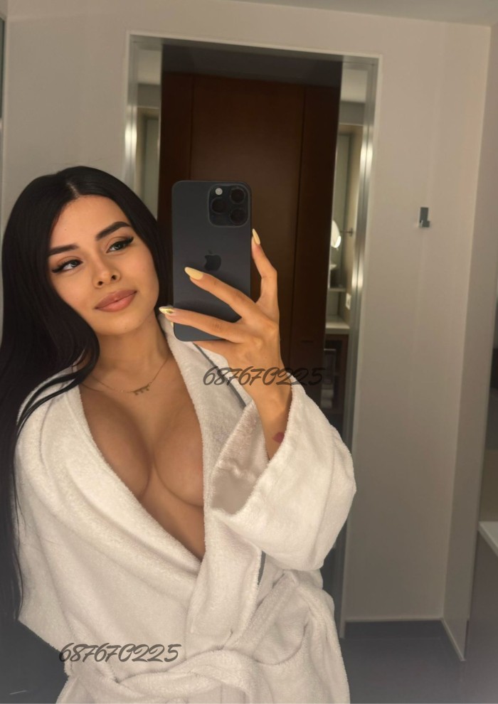 CON PECHOS GRANDES, BOQUITA RICA Y GANAS DE FIESTA