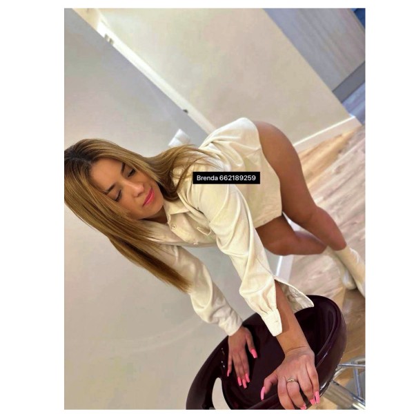 ARDIENTE LATINA DE CUERPO NATURAL