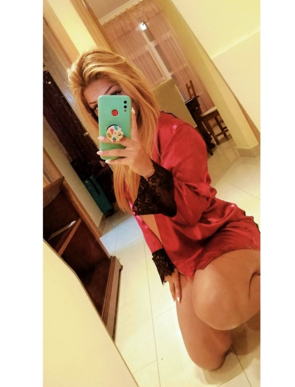 ARDIENTE LATINA DE CUERPO NATURAL