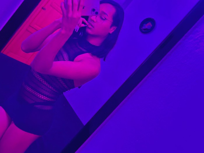 JOVENCITA TRANS CURIOSA Y CON GANAS DE SEXO