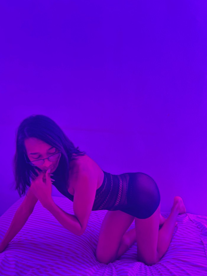 JOVENCITA TRANS CURIOSA Y CON GANAS DE SEXO