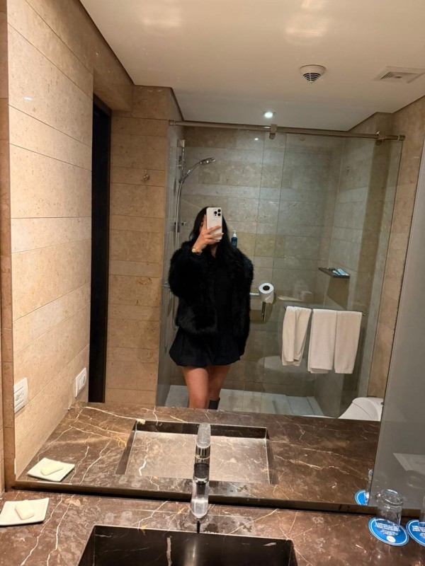 Somos 4 amigas fiesteras independientes , trabajamos en un Airbnb salidas