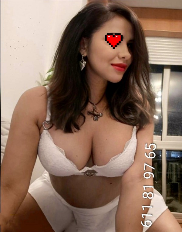 KARINA, MORENAZA CACHONDA Y CARIÑOSA