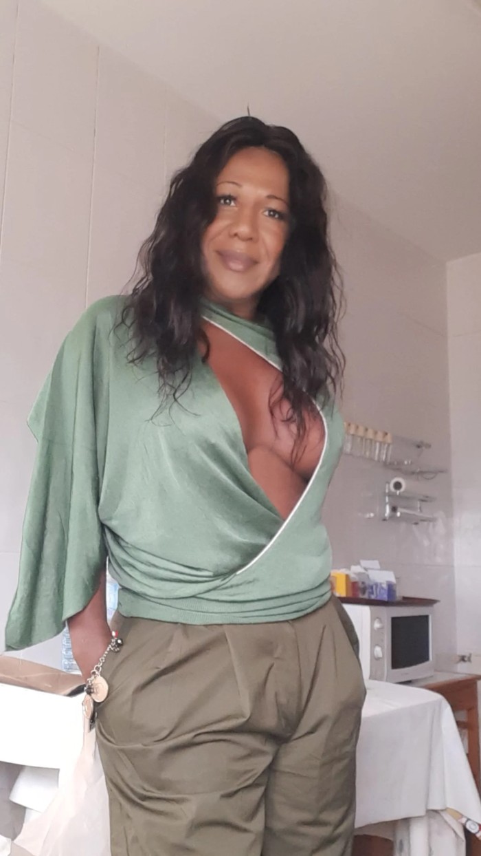 Trans Nicole massagista dominante