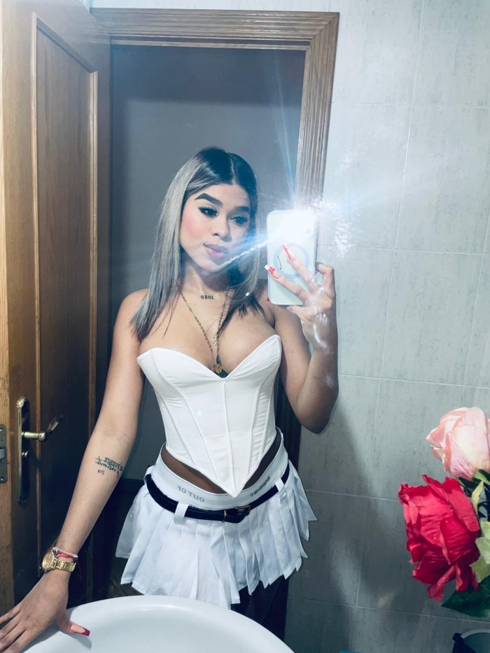 JOVEN MODELO COQUETA Y DIVERTIDA