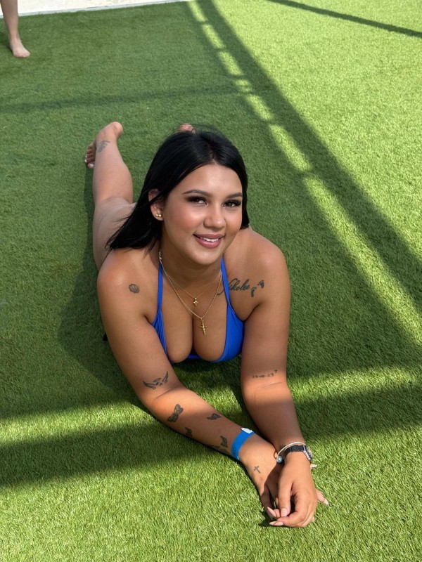 guapa, divertida y extrovertida