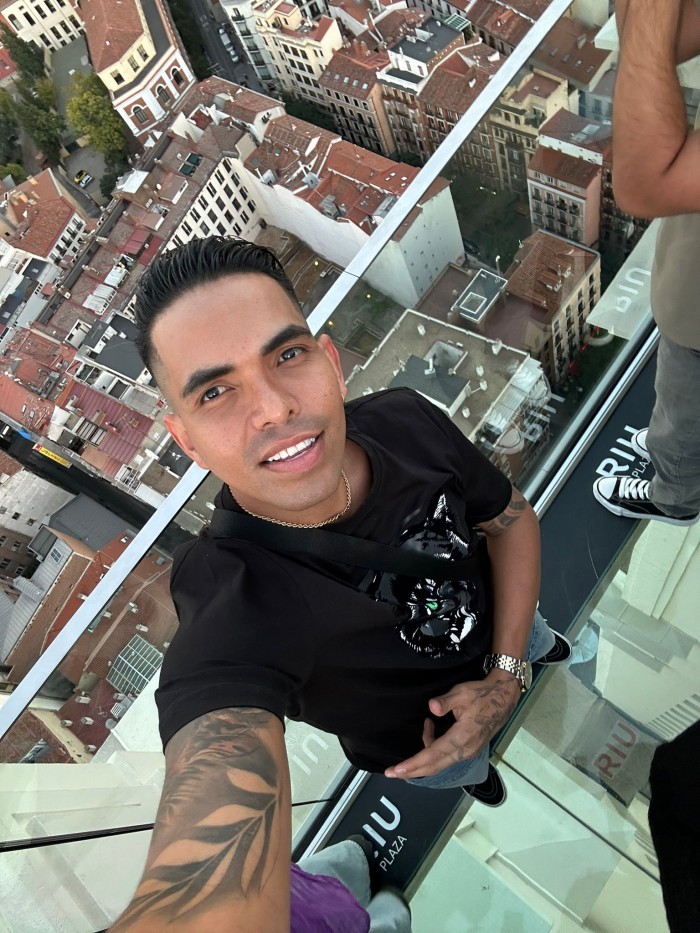 Acompañante elegante muy cañero y versatil