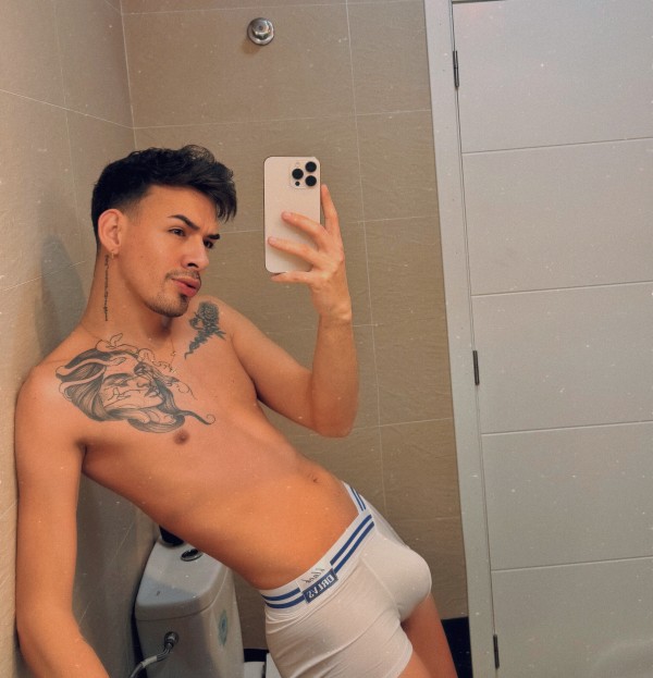 JOVEN RECIÉN LLEGADO POR LUGO  SALIDA HOTEL TENGO SITIO