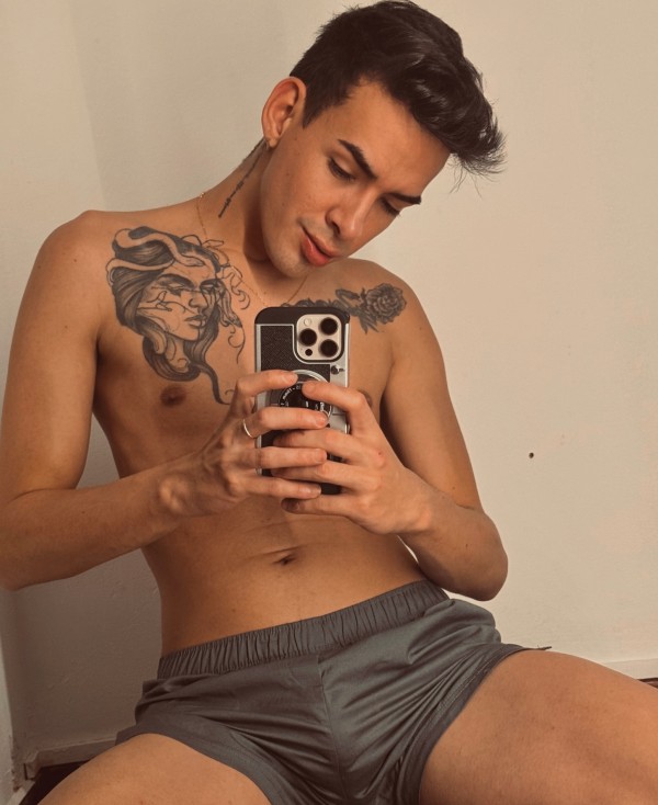 JOVEN RECIÉN LLEGADO POR LUGO  SALIDA HOTEL TENGO SITIO