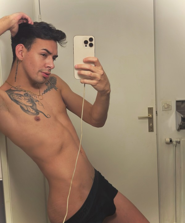 JOVEN RECIÉN LLEGADO POR LUGO SALIDA HOTEL TENGO SITIO