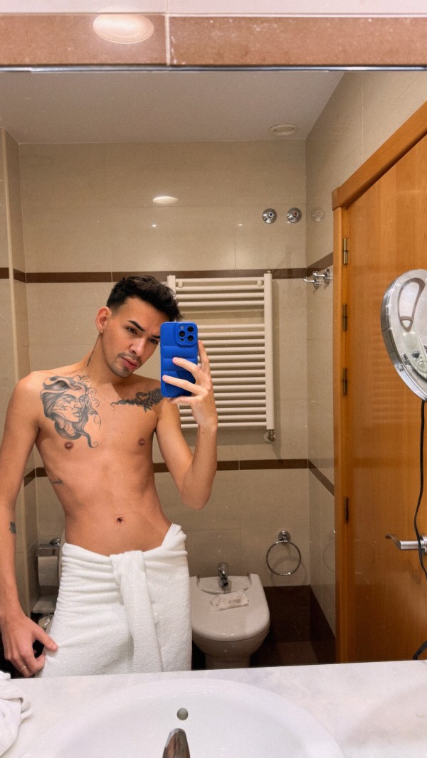 JOVEN RECIÉN LLEGADO POR LUGO SALIDA HOTEL TENGO SITIO