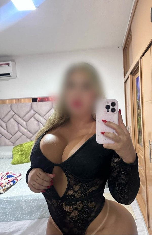 Curvy Lic.en Extrema Garganta profunda ensalivada fiestera sensual