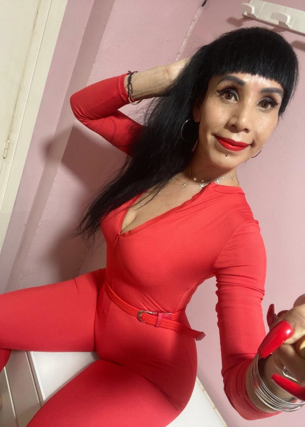 Hermosa trans femenina experta en masajes