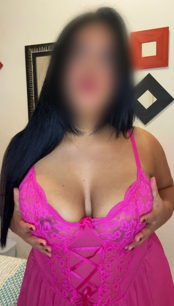 Preciosa Jovencita curvi de culo y tetas grandes.