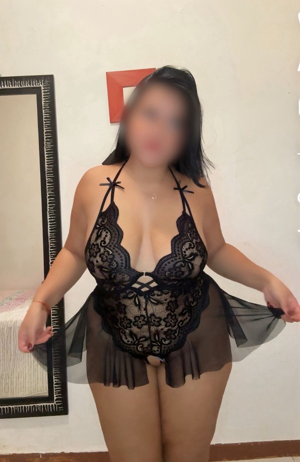 Preciosa Jovencita curvi de culo y tetas grandes.