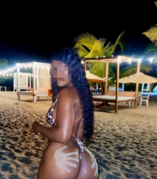 Tengo el coño mojadito adicta al sexo chupona hola mis amores ya llegué