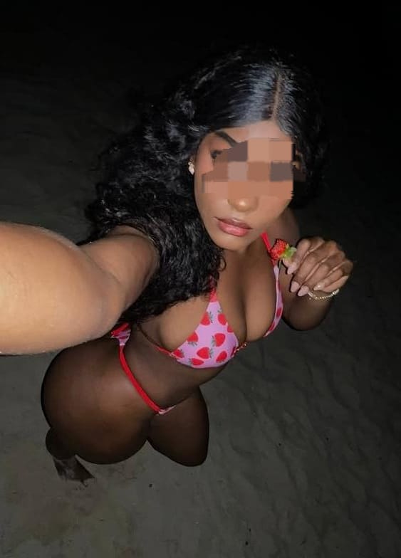 Tengo el coño mojadito adicta al sexo chupona hola mis amores ya llegué