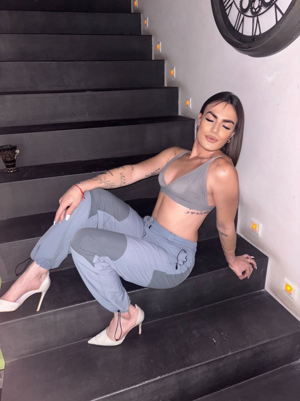 BELLA POLLONA Y MUY FEMENINA