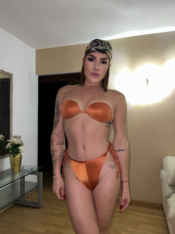 BELLA POLLONA Y MUY FEMENINA