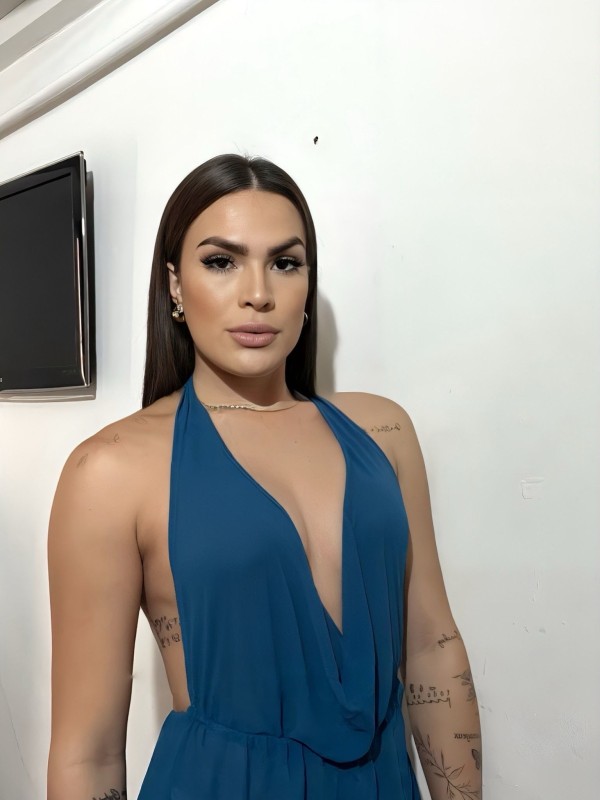 BELLA  POLLONA Y MUY FEMENINA