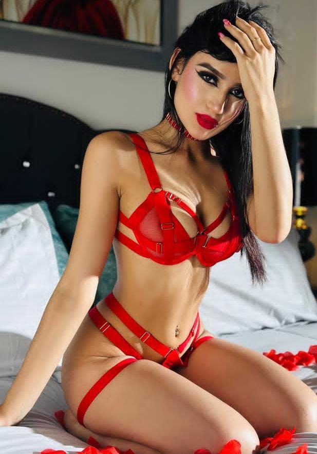 Mònica preciosa jovencita con ganas de placer