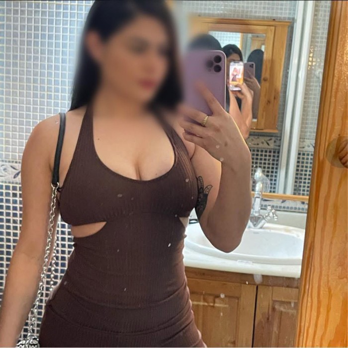 CARIÑOSA COMPLACIENTE REALMENTE  FIESTERA LATINA