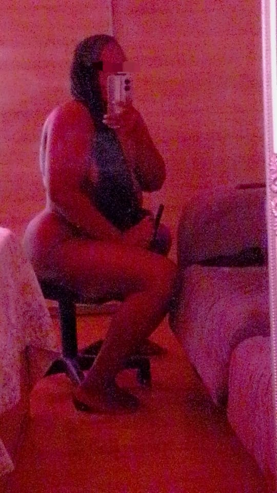 Madurita Morena tetona fiestera y muy implicada