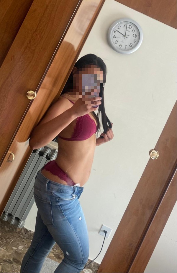 LAURA BELLA CHICA COLOMBIANA