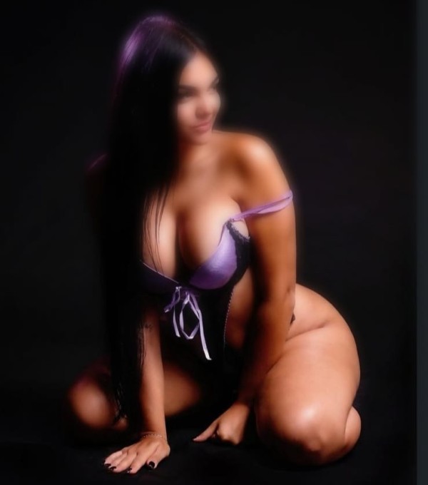 EN CALLE DON PELAYO FIESTERA ARDIENTE PROVOCATIVA