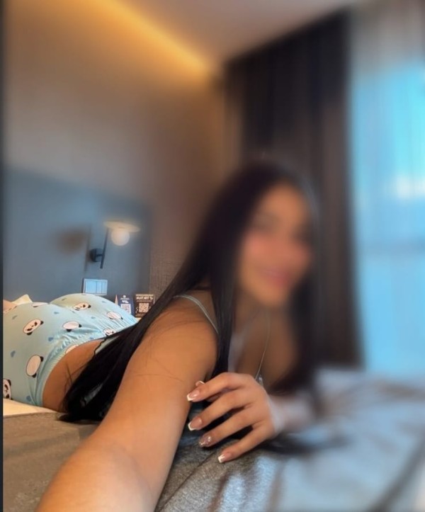 EN CALLE DON PELAYO FIESTERA ARDIENTE PROVOCATIVA