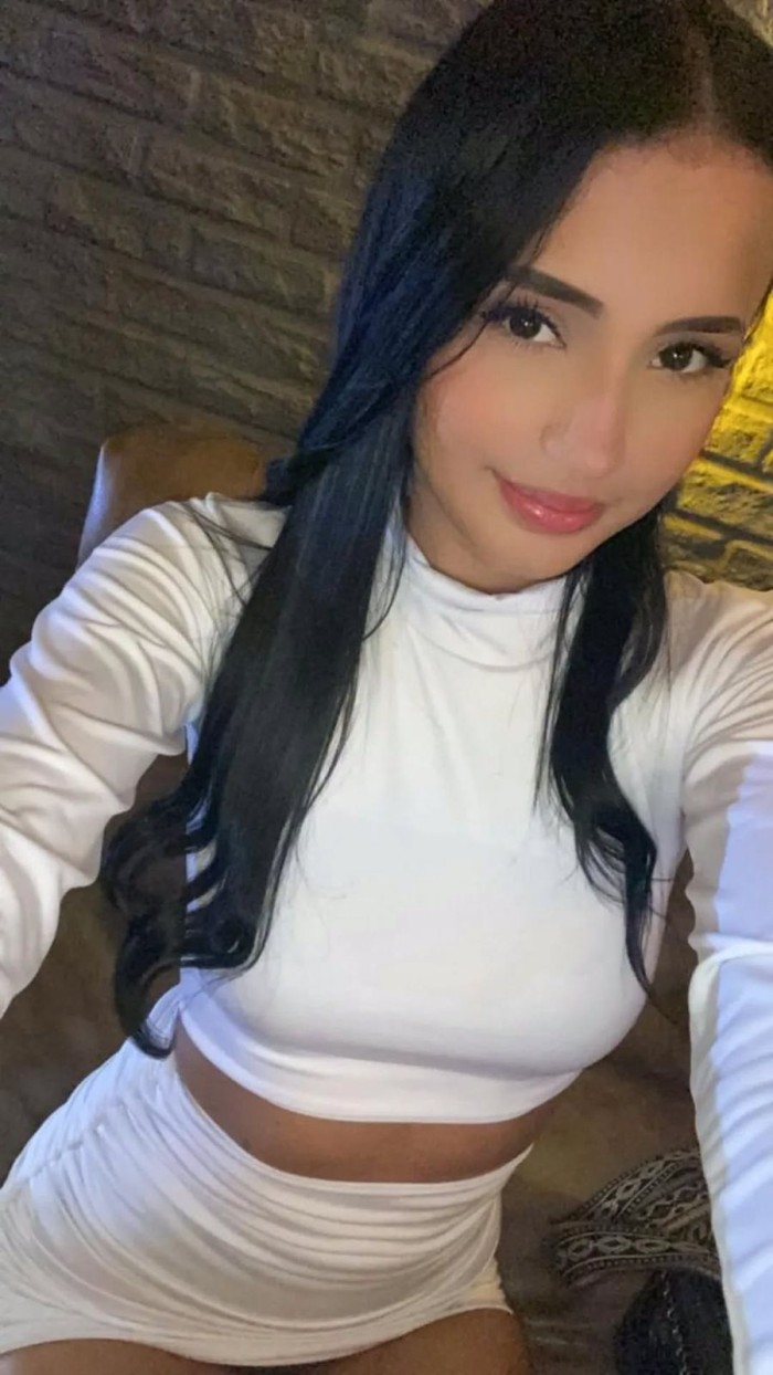 JOVENCITA DELGADA CON EL CHOCHITO APRETADO