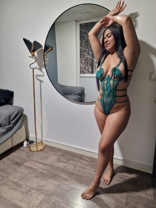 Esta conejita se deja cazar por tu polla