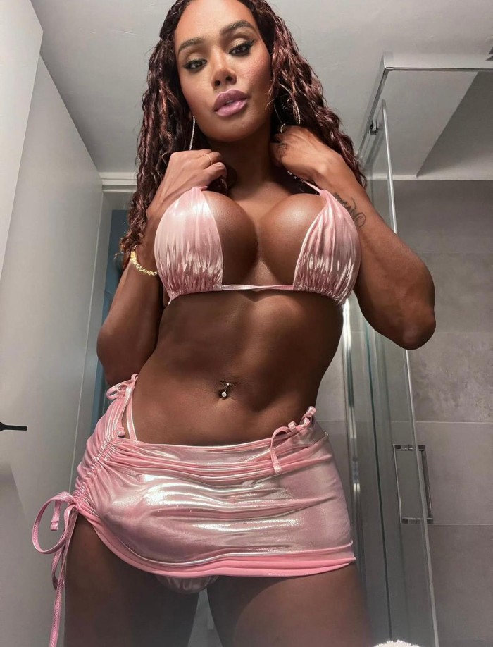 MORENA DOTADA Y CON MUCHO AGUANTE PARA DISFRUTAR A TOPE