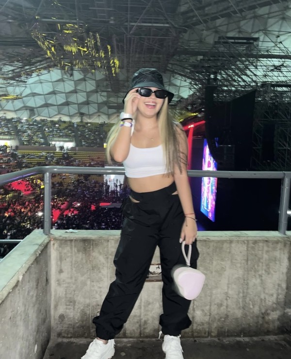 JOVENCITA RUBIA ARDIENTE DE PLACER EN REUS