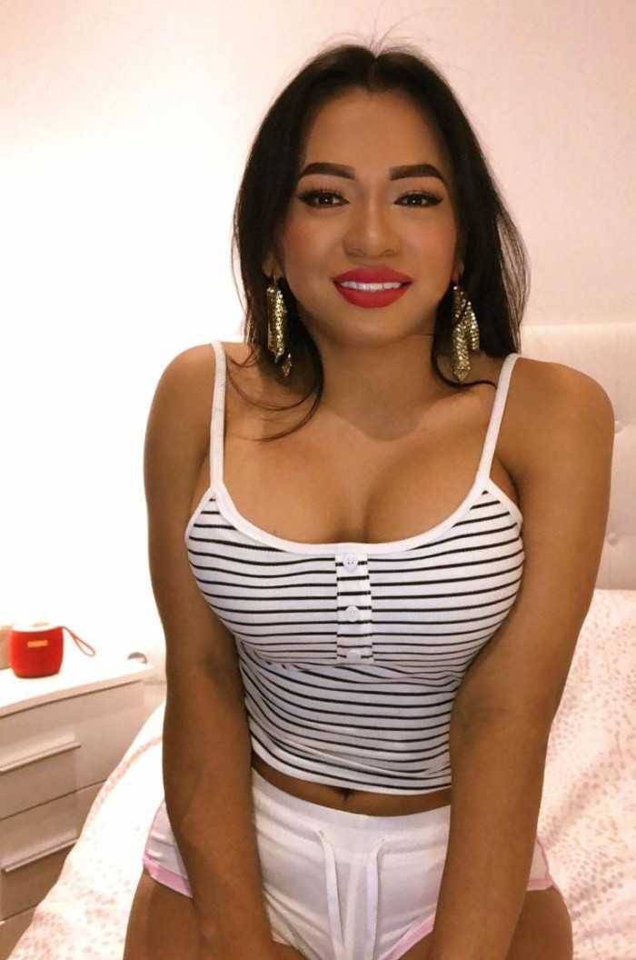 CHICA TRANS ARDIENTE POLLONA LECHERA