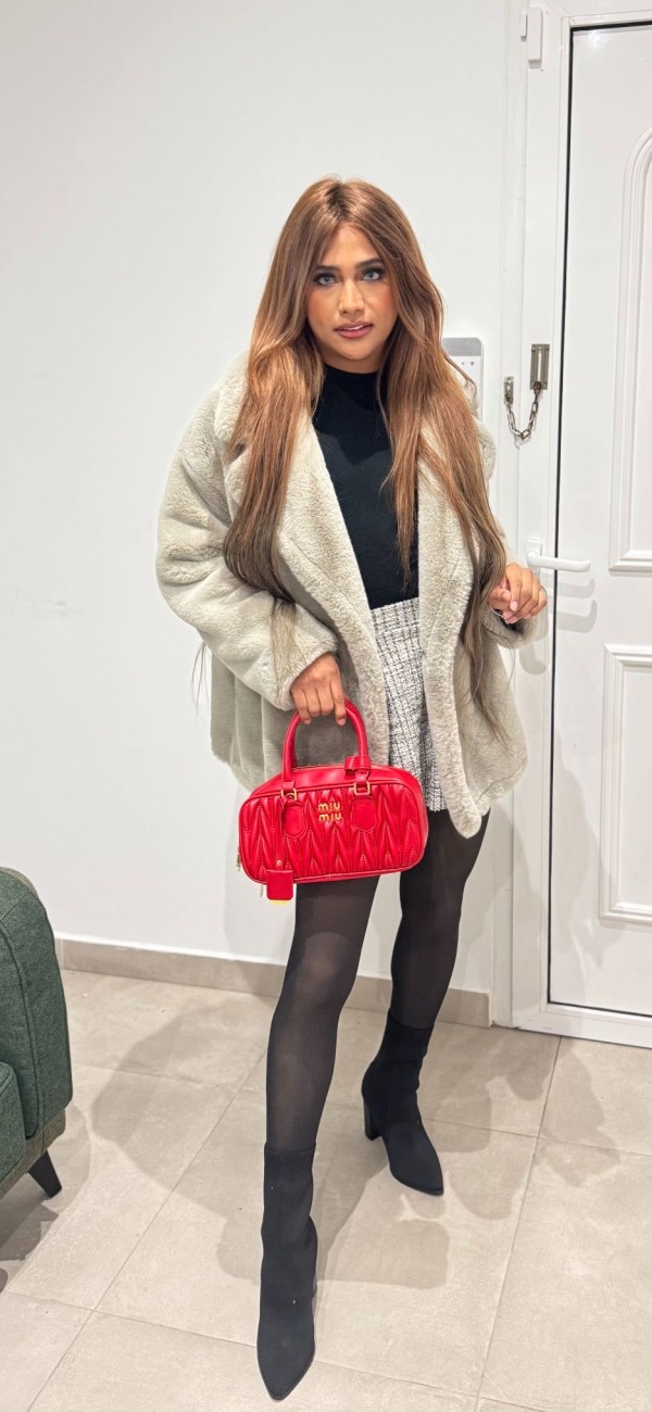 NOVEDAD   Chica tras jovencita sexy  morena delgada