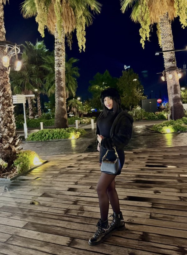 JOVENCITA  MUY MAJA Y SIMPÁTICA