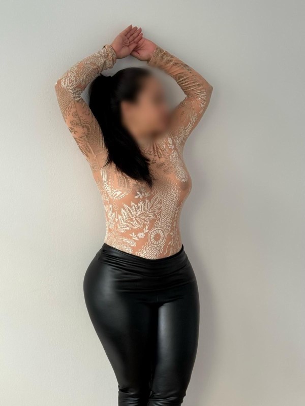 RECIEN LLEGADA ME MOLA EL DEDO EN MI CULETE ME PONE SUPER CACHONDA