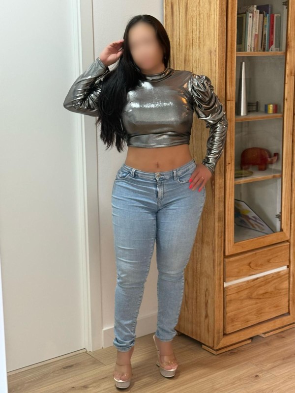 RECIEN LLEGADA ME MOLA EL DEDO EN MI CULETE ME PONE SUPER CACHONDA