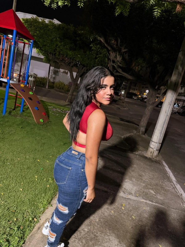 Una chica muy guapa Mia nueva en la ciudad