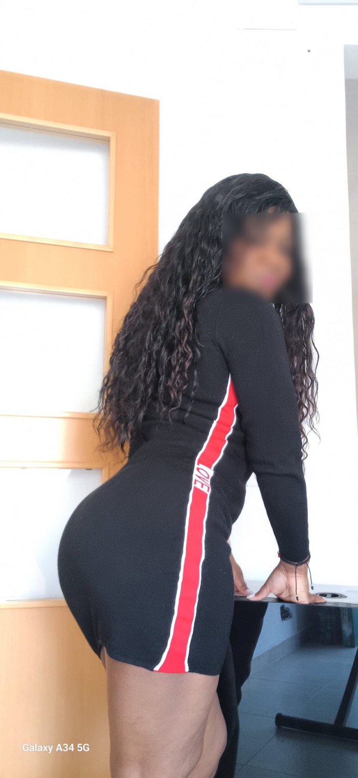 rica morena simpática complaciente