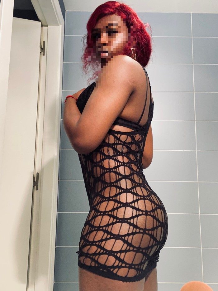 EN L´EIXAMPLE TRANS ARDIENTE DESEOSA DE SEXO