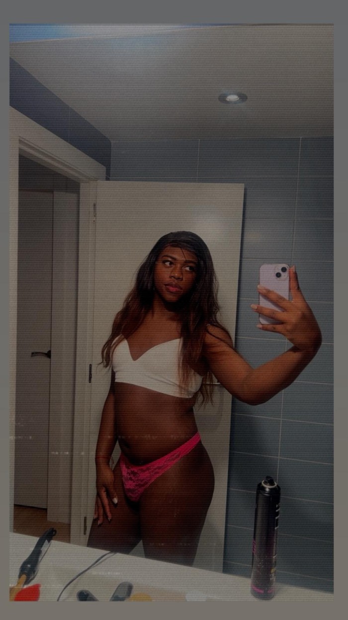 EN L´EIXAMPLE TRANS ARDIENTE DESEOSA DE SEXO