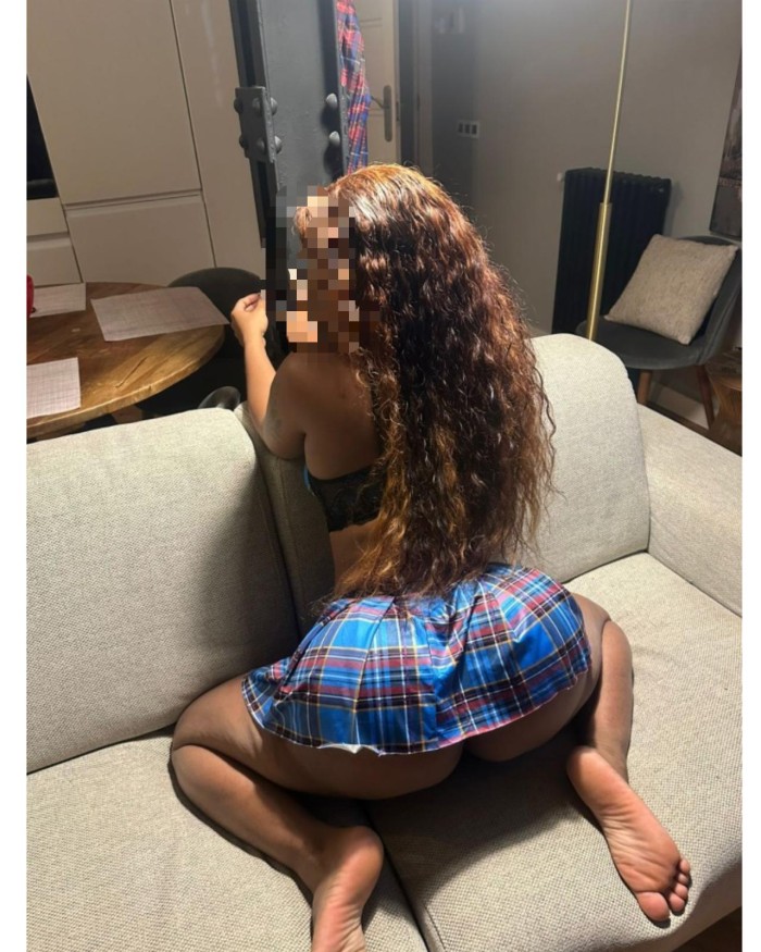 AMIGUITAS COMPLACIENTES ATENTAS LUJURIOSAS