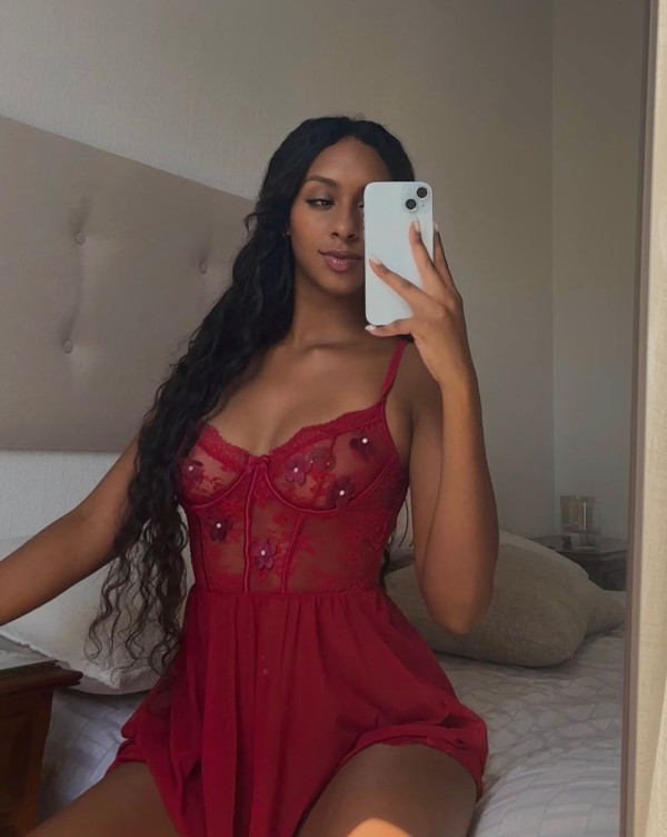 MORENITA VENEZOLANA CON SITIO Y SALIDAS 24