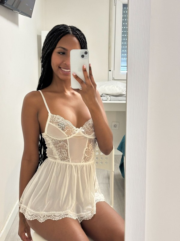 MORENITA VENEZOLANA CON SITIO Y SALIDAS 24