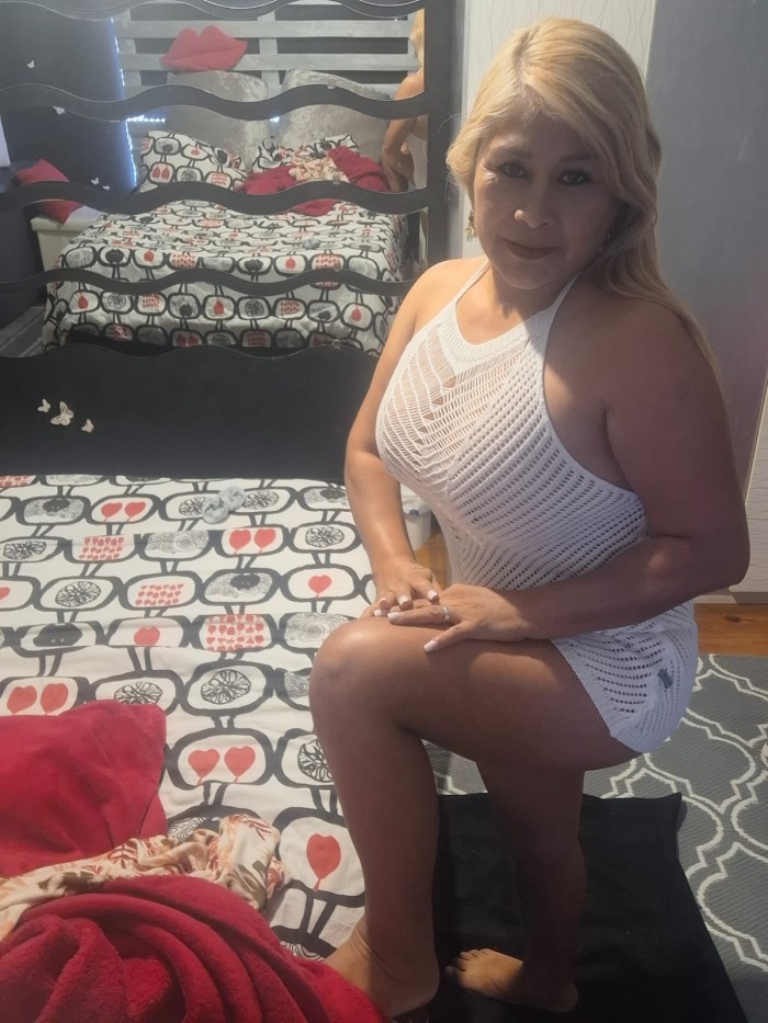 Mujer intensa que sabe exactamente cómo tentarte