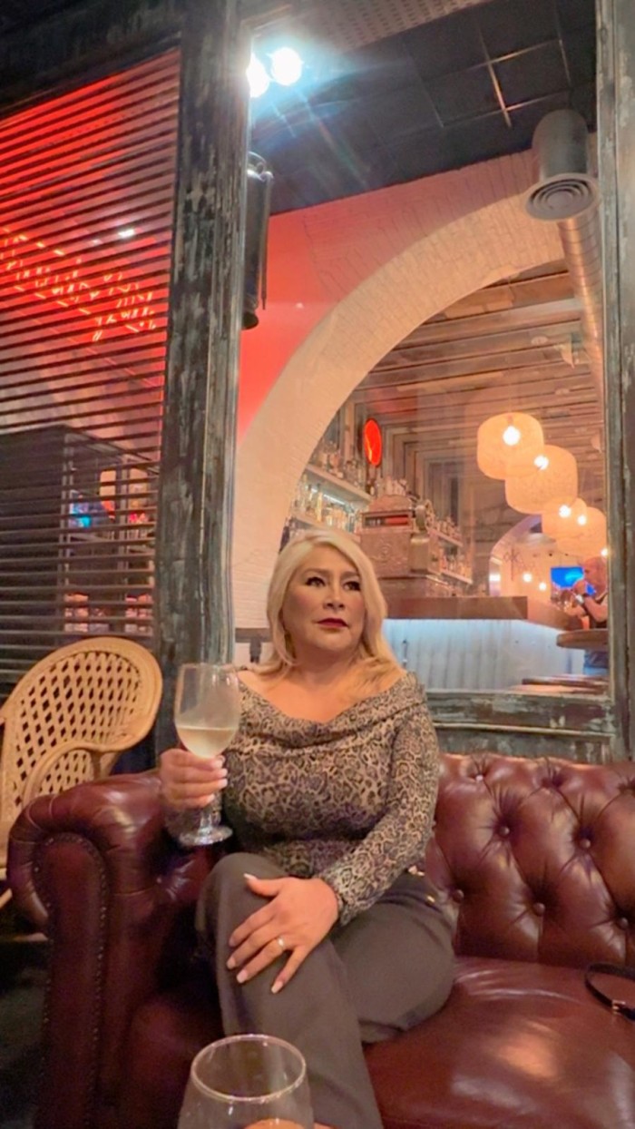 Mujer intensa que sabe exactamente cómo tentarte