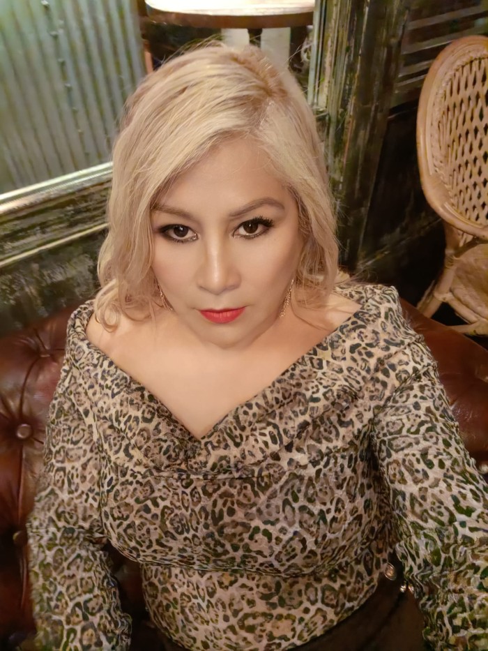 Mujer intensa que sabe exactamente cómo tentarte