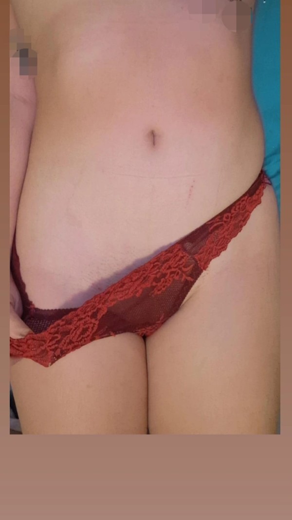 Morbosa fiestera con coño apretadito jugoso